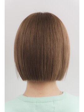 シカ(sica) ミニボブヌーディーベージュカラー。