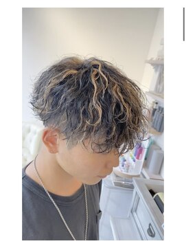 トゥルークリエイション 小山(True Creation) 刈り上げマッシュ×波巻きツイスパ×ハイライト