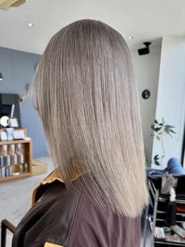 ストゥー(StueW.) 艶髪ストレートカット/カラー/ライトグレー