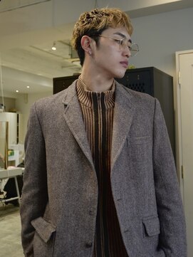 シキ(SIKI) 短すぎないショート×金髪