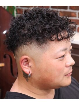 アクセプトザワールドバーバー(Accept the world barber) 強めスペインカール×スキンフェード