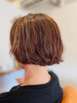 スノウ(snow) しらがハイライトなボブ（刈り上げ）