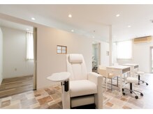 ２階は、ネイル、アイラッシュ、マッサージのリラクサロン。１つのお店でトータルビューティーが叶います★