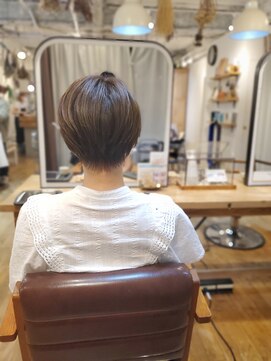 ヘアスペース リズム グリーン(Hair space Rizm green) 襟足がしまったショート