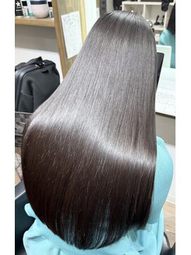 リア(Li'a) 腰まで黒髪ロング|艶とラインで魅せる究極ワンレン