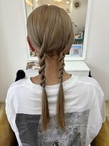 グラスペディア(graspedia)&nbsp;ハイトーン/ミルクティベージュ/ツインテール/ねじねじアレンジ