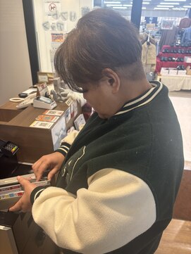 ビーバイシージャストビューティー(B by C just beauty) 刈り上げ　ハンサムショート　白髪ぼかし