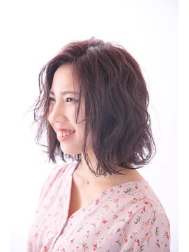 ソーホー ニューヨーク シズオカ(SOHO newyork SHIZUOKA) ラフな無造作ウェーブが大人かわいいミディ