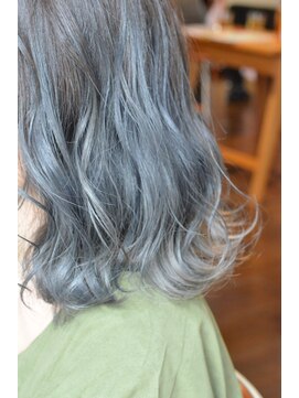 ピースリーヘア バイ カーサ(peathree.hair by CASA) ブルーグレー×切りっぱなしボブ