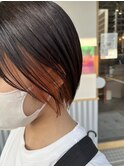 ショートボブ×オレンジイヤリング