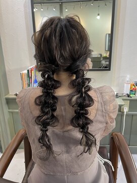 ジル ヘアデザイン ナンバ(JILL Hair Design NAMBA) ツイン編みおろし、カジュアルめ。