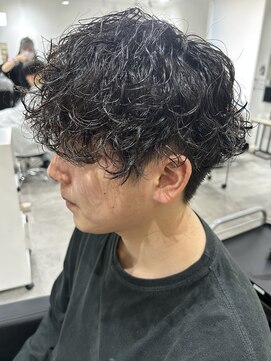 ヒュイル バイ ニアウ(Hwyl by Niau) メンズマッシュパーマ波巻スパイラルパーマニュアンスパーマ眉毛