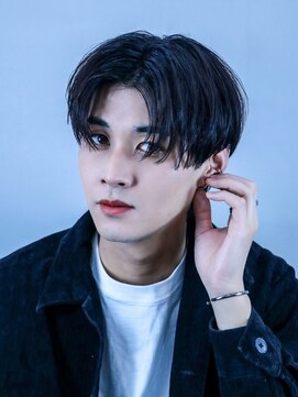 オーシャントーキョー 大阪(OCEAN TOKYO) 韓国ヘアカルマパーマコンマバングセンターパート黒髪ウルフ