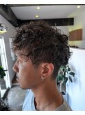短髪ツーブロック束感モテる黒髪ワイルドパーマ流行