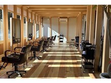 少し個性のある店内が自慢です。落ち着きを感じる蔵と無垢の木材の暖かみをお楽しみください。