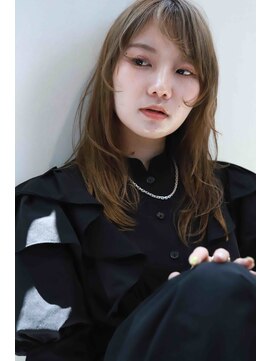 柔らかレイヤーで魅せる、抜け感ナチュラルミディ