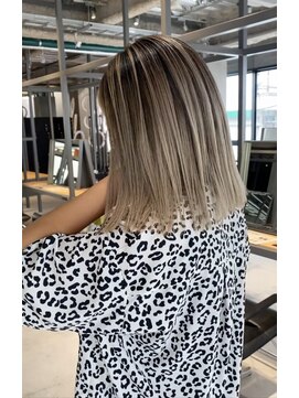 ビビッド(vivid) 白髪ぼかしバレイヤージュ肩上ボブ