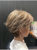 白髪を活かした華やかショート