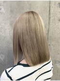 切りっぱなしミディアムボブ×ホワイトベージュ　