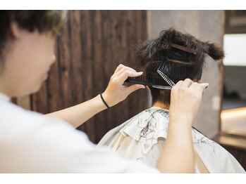 キン(kin.)の写真/ワンツーマン施術！グレー調の温かい店内で、大型店が苦手な方もリラックスできます◎カフェスペースあり！