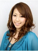毛束感をしっかり出したきれい目巻き髪ヘアスタイル