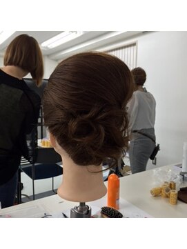 美容室スタジオ ミスティー きれいめアップスタイル