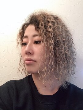 カペリマレーナ(Capelli Malena) ミルクティーベージュ の スパイラルパーマ♪