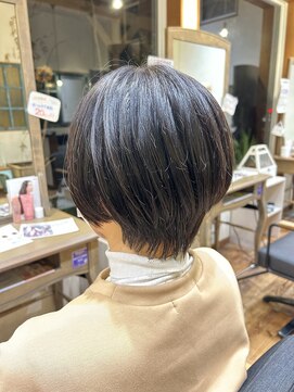 ブルーラグーン 小新店(BLUE Lagoon) 前下がりショートボブ