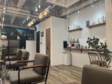 ビーマウス(B-MOUSE)の雰囲気(壁には当店おすすめの商品があります♪)