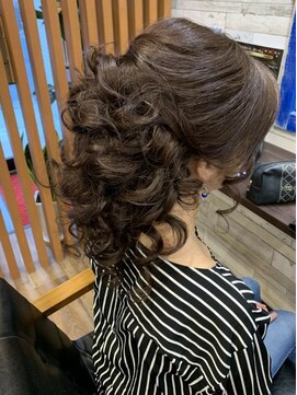 ララ(RARA) 巻き髪アップスタイル