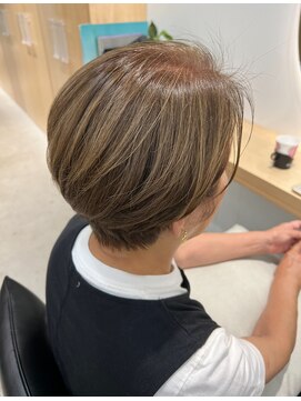 グロウ 赤羽(grow) 白髪ぼかしショート【grow赤羽】