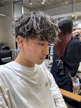 ゼスト リル 新宿(ZEST lill) 塩澤太一 波巻きパーマ ツイスパ メッシュ ハイライト