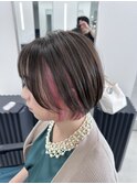 ホワイトピンクイヤリングカラー×ボブショート