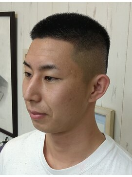 トウキョウケン(Tokyoken) 丸刈りフェードスタイル