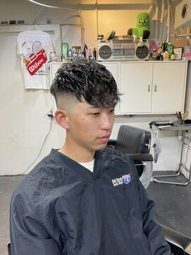 メリケンバーバーショップ フクオカ(MERICAN BARBERSHOP FUK) 波巻き束感ショートツーブロックマッシュアップバングコンマヘア