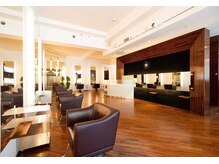 アレックス 西神中央店(alex)の雰囲気（あたたかみのある木目のフロアが魅力的の空間です。）
