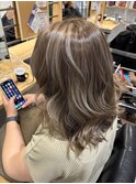 白髪ぼかしハイライト　夏にオススメなアッシュベージュ