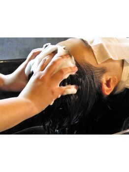 ラグジュアリーな空間で至福の時間を…♪頭皮をほぐして血行促進！頭皮の汚れを除去し、髪美しく。