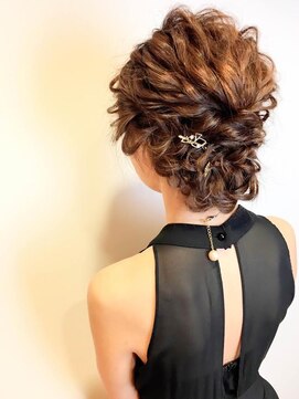 エルパティオ(EL PATIO) 波ウェーブの編み込みパーティーアレンジ　[PATIO/枝川]