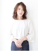 弾むような毛先のミディアム