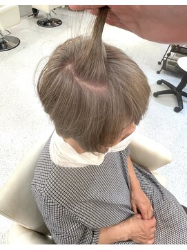 リップス デリコ(LIPS derico) 【白髪ぼかしハイライト】　 施術前の写真は右にスワイプ