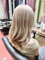 エマ(emma) 〈ホワイトミルクティーベージュ×韓国巻き〉