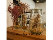 ミミ ブランシェ(Mimi Branche)の雰囲気（本物の木を使ってるシンプルな内装【イルミナカラー人気】）