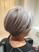 アロッタ 池袋(alotta)&nbsp;グレイヘアを生かす上品ショートボブ×白髪ぼかしハイライト