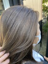 ナゴミ(NAGOMI)&nbsp;ハイライトを入れて白髪ぼかし　20代/30代/40代/50代