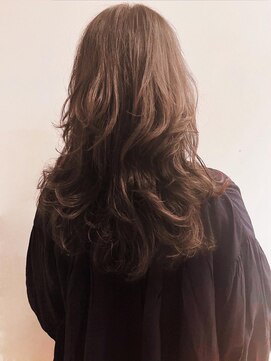 トップヘアー ガーデンヴィラ 安城(Garden Villa) 大きめウェーブロングスタイル/グレージュカラー/前髪パーマ