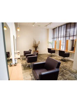 〈西京極徒歩5分〉"よりどころ"としての価値。光の差し込み、香り、音楽、暖かな接客。五感で感じるサロン