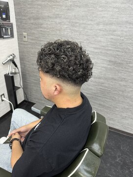 ロイヤル(Royal) 極道パーマスキンフェードショートスタイル
