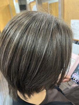 ハピネス(happiness) アッシュグレージュのショートボブ