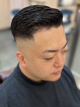 ゼロスバーバー(0's BARBER SHOP) メンズフェードカット爽やかパーマ短めツーブロック